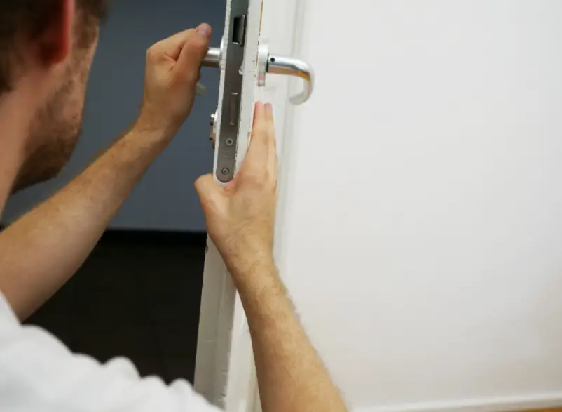 Comment changer la serrure d'une porte ?