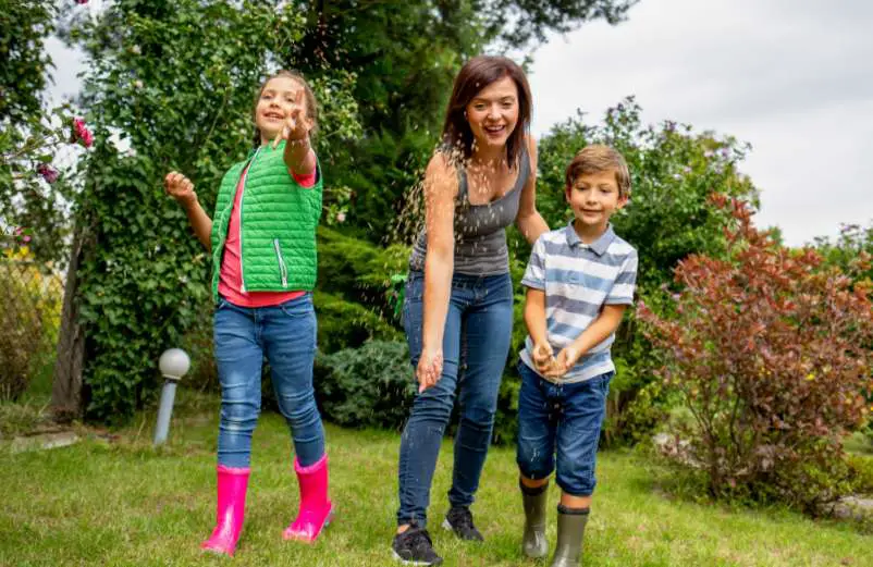 Les équipements incontournables pour un espace de jeu dans un jardin  