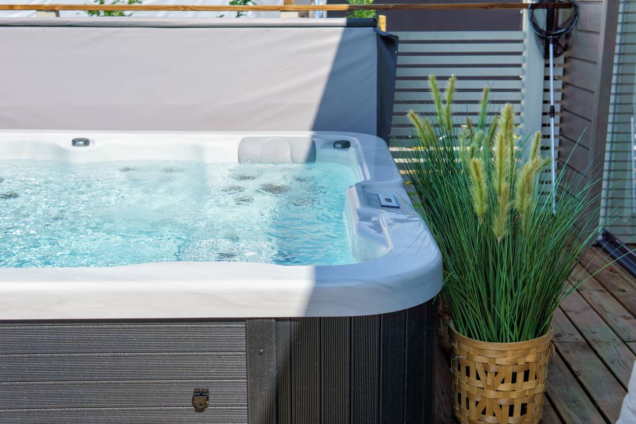 spa jacuzzi extérieur maison bassin bain remous détente relaxation appareil équipement design
