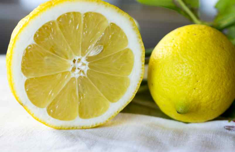 Éliminer la moisissure avec du citron