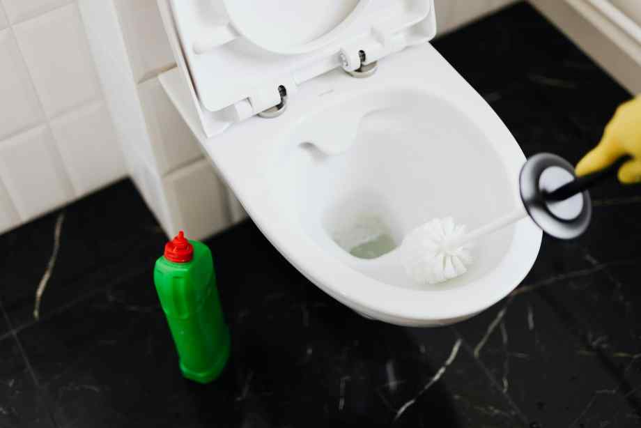 Déloger un bouchon de toilette avec du bicarbonate de soude et du vinaigre blanc