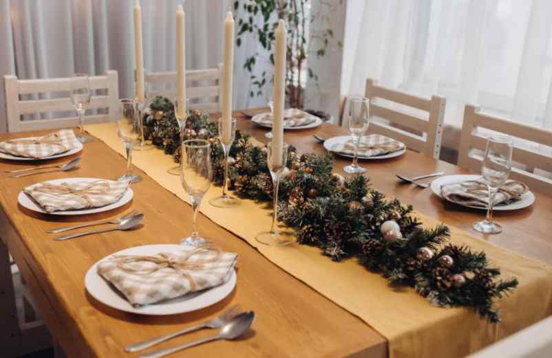 Un centre de table en verre et bougies flottantes