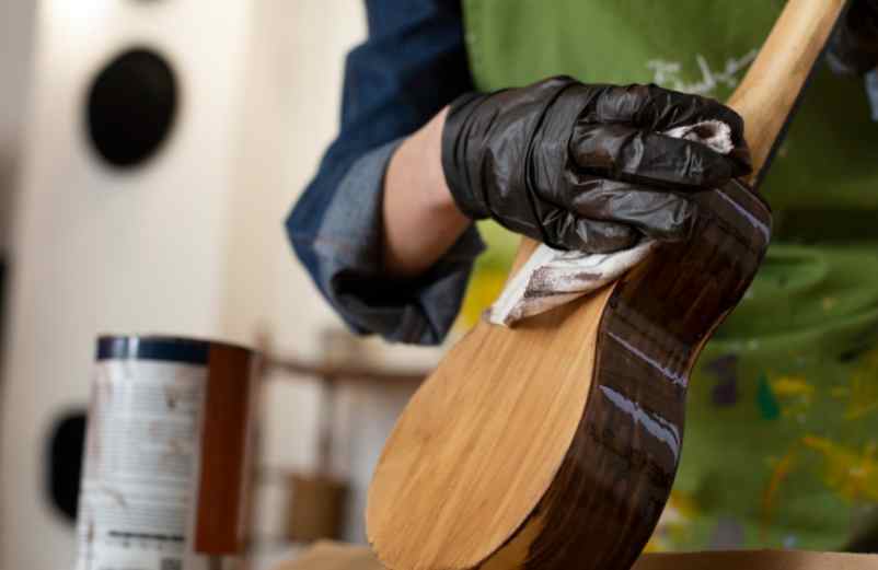 Comment enlever des taches de graisse sur du bois sans l'abîmer ? Astuces de grand-mère garanties
