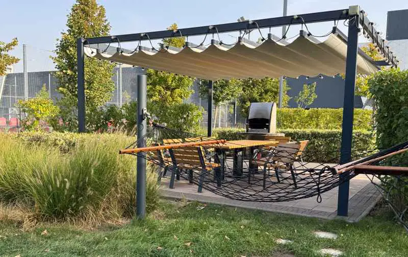 Bâches et toiles sur mesure : comment bien couvrir votre pergola ?