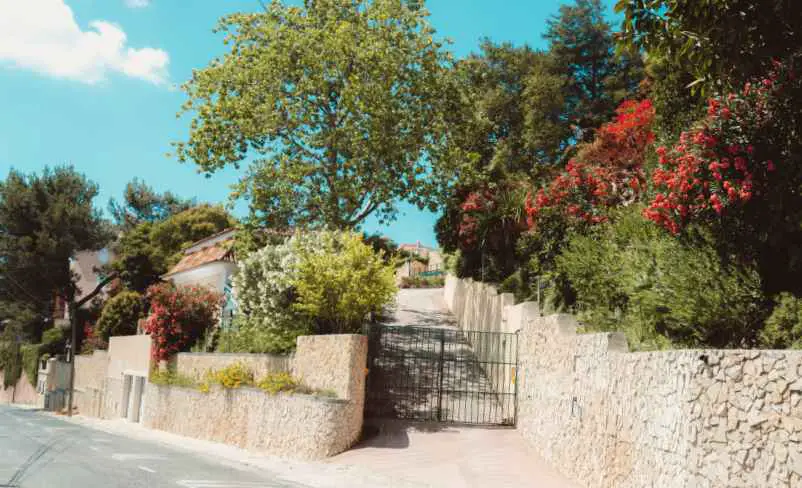 5 idées d’aménagement extérieur ingénieux pour un terrain en pente difficile Maison-Robert-Tatin