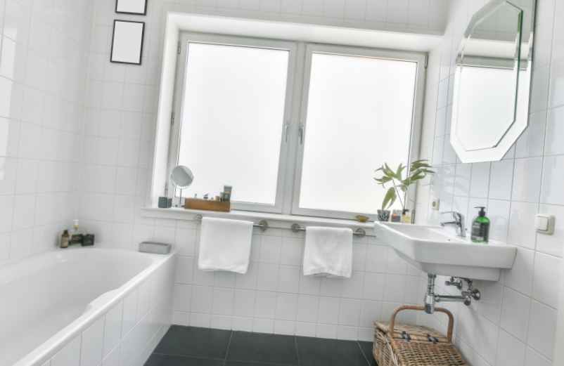 Aménager une petite salle de bain : des idées gain de place inspirantes Maison-Robert-Tatin