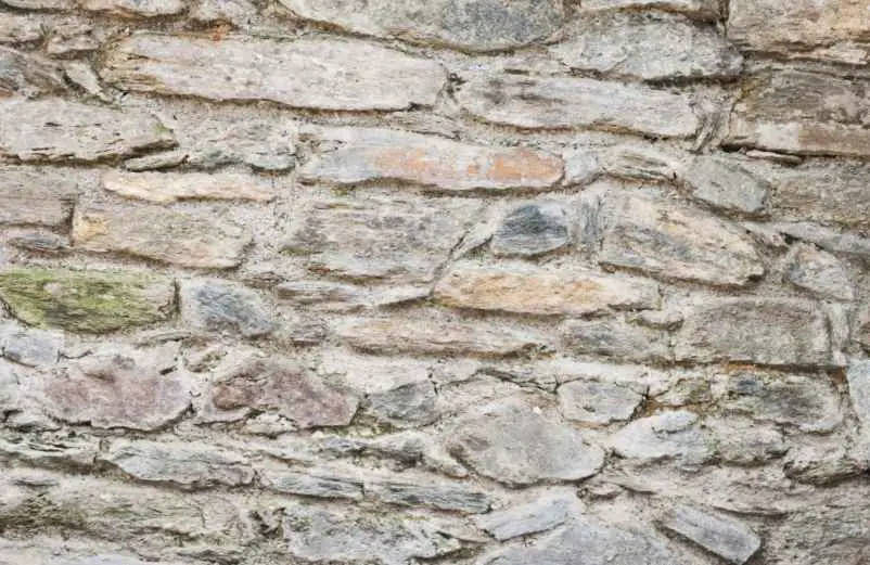 Comment consolider un mur en pierre qui penche avant qu’il ne s’écroule ? Maison-Robert-Tatin