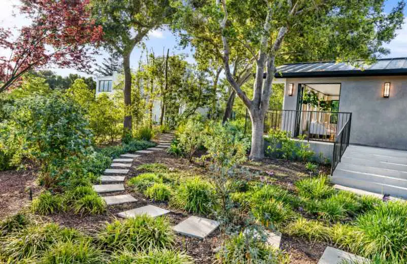 Jouer avec les végétaux pour stabiliser et embellir Maison-Robert-Tatin Jouer avec les végétaux pour stabiliser et embellir Maison-Robert-Tatin