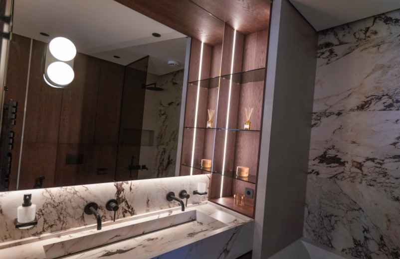 Le chic contemporain avec marbre veiné et bois brut Maison-Robert-Tatin