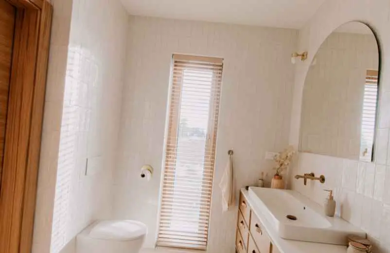 Libérer l'espace au sol avec du mobilier suspendu Maison-Robert-Tatin