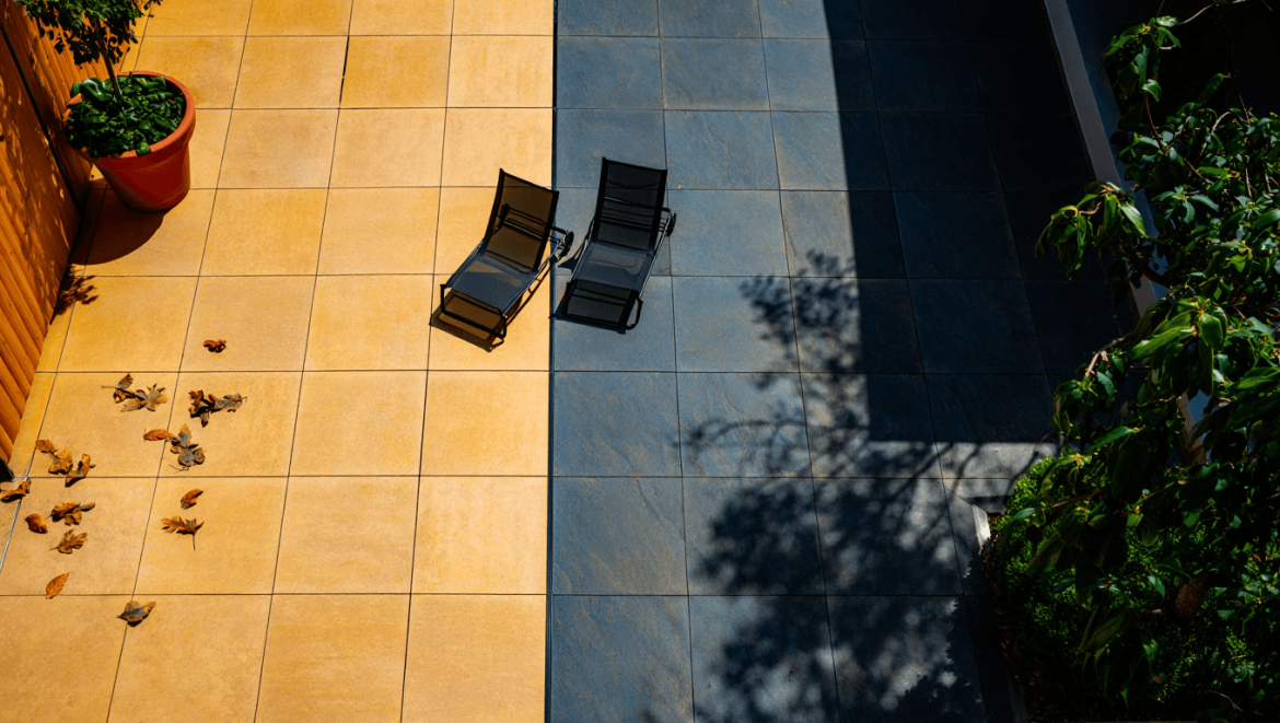 Terrasse au soleil ou à l'ombre : quel matériau choisir selon son orientation ?
