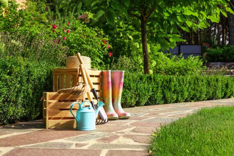 Pour nettoyer l’allée de votre jardin Maison Robert Tatin