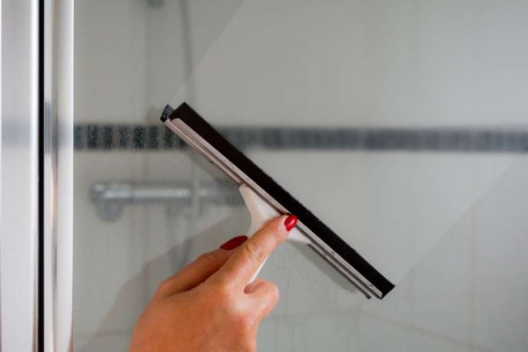 Comment enlever le calcaire sur une paroi de douche efficacement ...