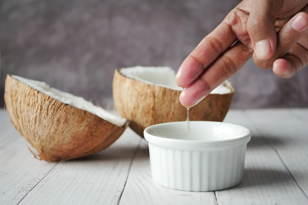 Amande de noyau de mangue broyée dans un mortier pour extraction d'huile cosmétique