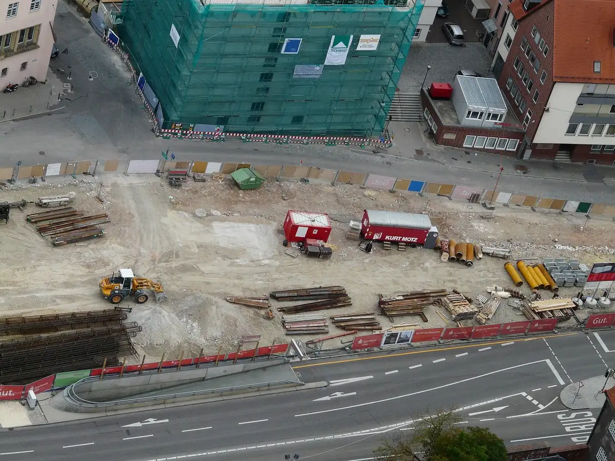 Équipements et matériel de chantier pour installation de piscine près d'un camion