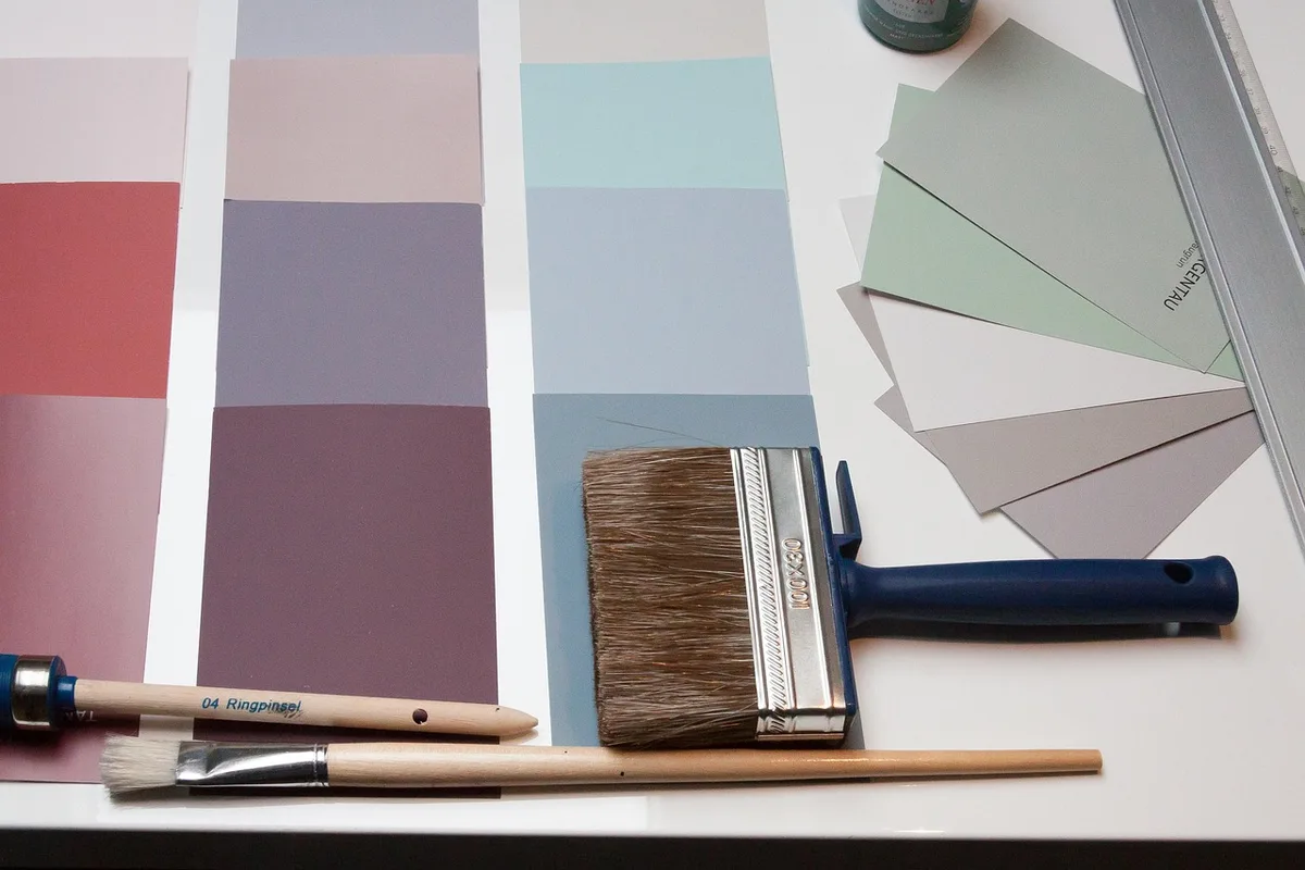 Roue chromatique et palette de peinture montrant associations de couleurs